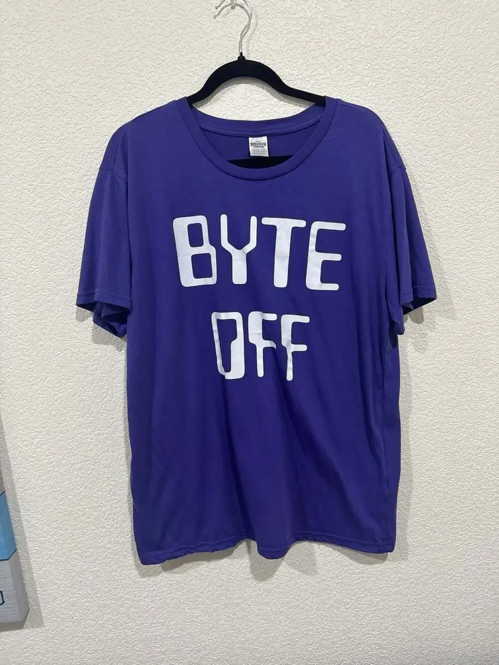 Stranger Things Dustin Henderson 'Byte Off' Purple Graphic T-Shirt Adult Size L - Picture 4 of 9
